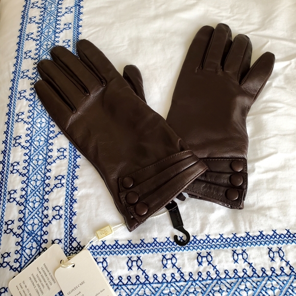JIASHANA SUNSHINE LEATHER LTD. Accessories - Very classy Looking Women's Leather gloves w buttons  NWT